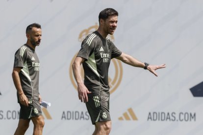 El entrenador del Real Madrid, Xabi Alonso, durante el entrenamiento del equipo.
