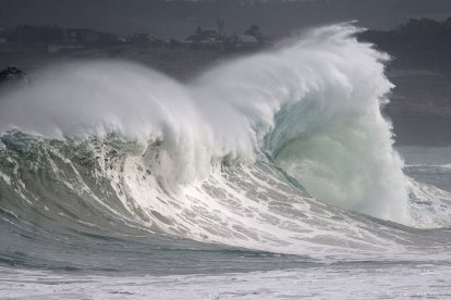 Fuerte oleaje en las costas de Cantabria en una foto de archivo.