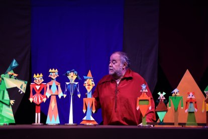 La obra «Edelmiro II y el dragón Gutiérrez» en una actuación