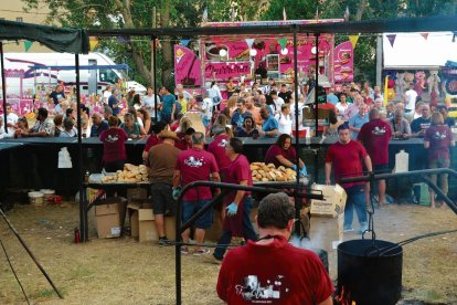 El acto principal es el reparto de vino y chorizos.