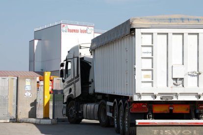 Un camión accede a primera hora de la mañana a las instlaciones de Huevos León en Ferral del Bernesga.