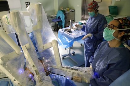 El Hospital de León desarrolla más de 30.000 intervenciones quirúrgicas cada año.