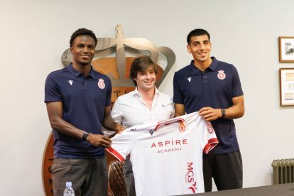 Diallo (izquierda) y Ojeda (derecha) en su presentación junto a Manzanera (centro).