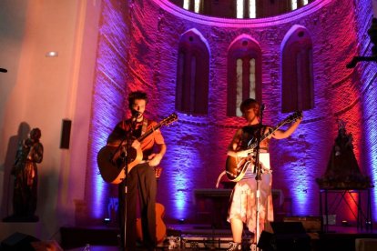 El salmantino Delgado ofreció ayer un concierto personal y luminoso con su repertorio pop y folk.