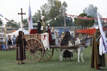 El alcalde, Alejandro Barrera, en el desfile previo a la batalla.
