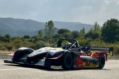 Jacobo Senín con su Nova NP01 Glassdrive.