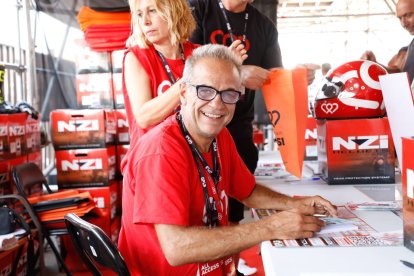 Daniel Amatriain firmando su libro.