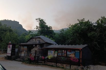 Vista desde el pueblo de Medulas del humo que procede de la zona quemada de Yeres, detrás del mirador de Predices.