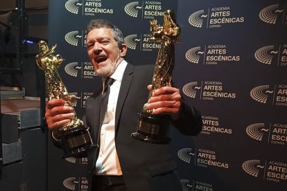 Imagen del pasado 13 de mayo en las que el actor y director Antonio Banderas posa con dos de los premios conseguidos con el musical 'Gypsy', durante la gala de los premios Talía en Madrid. EFE/Inma Tapia.