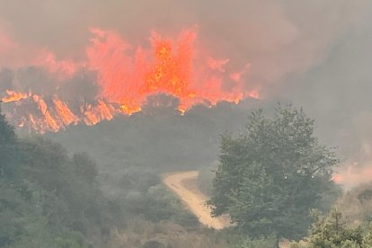 Las llamas vistas desde el pueblo de Médulas esta tarde de domingo, procedentes del Lago Sumido.