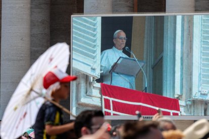 Una pantalla en la Plaza de San Pedro para escuchar al Papa.
