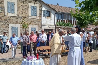 La eucaristía se celebró al aire libre.