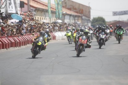 Miguel Ángel Fernández (3) junto a Marco Díaz (91) en la salida de Moto3/GP125.
