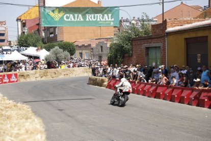La presencia de aficionados fue espectacular a lo largo del circuito urbano de La Bañeza.