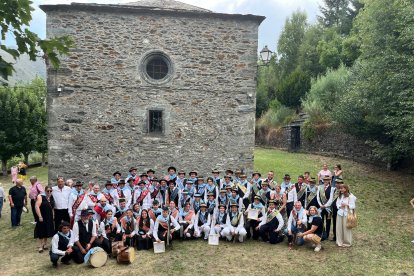 Los danzantes en el pueblo de Trascastro
