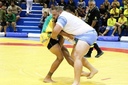 El luchador tinerfeño Sergio Hernández cambia la lucha canaria por la leonesa.