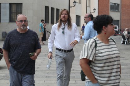 El procurador autonómico, secretario de Organización y portavoz de Podemos, Pablo Fernández, durante su comparecencia para hablar de incendio forestal en el paraje de Las Médulas.