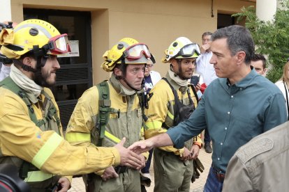 Imagen de archivo (22/6/2022) del presidente del Gobierno, Pedro Sánchez, saludando a bomberos que trabajaron en la extinción del incendio forestal declarado en junio de 2022 en la Sierra de la Culebra (Zamora), durante su visita a la localidad de Otero de Bodas, una de las afectadas. EFE/Mariam A. Montesinos.