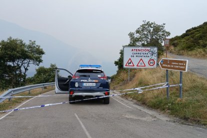 La policía cortó ya el acceso a Peñalba, tal como muestra la imagen.