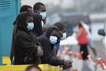 Imagen de los migrantes de una patera en Tenerife.