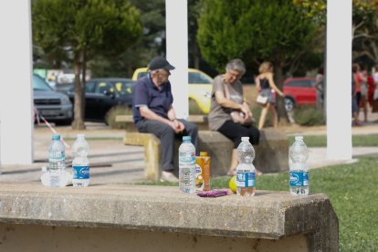 Vecinos de Castrocalbón, ayer en la localidad.