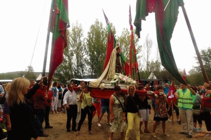 Los pendones de la provincia acompañan a la Virgen del Boínas.