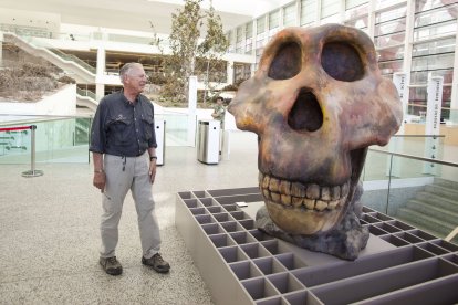 El paleoantropólogo estadounidense Donald Johanson, conocido por su descubrimiento de la Australopithecus afarensis.