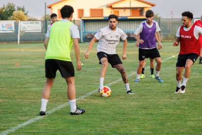 Saúl Rodríguez controla el balón durante uno de los entrenamientos de pretemporada del Atlético Mansillés.