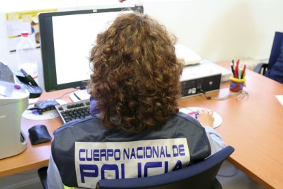 Un agente de policía.