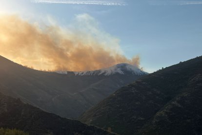 Imagen del incendio en los montes entre Portilla y Barniedo.
