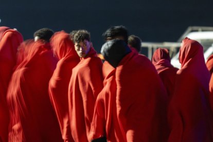 Llegada al puerto de Arrecife de los 62 personas.