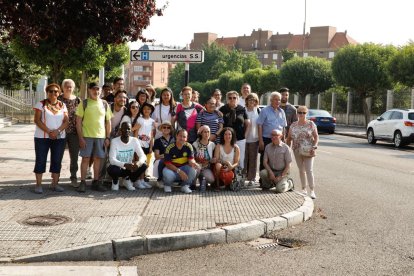 Participantes en el paseo para reivindicar la convivencia en el barrio de Armunia.  Una de las paradas durante el recorrido.