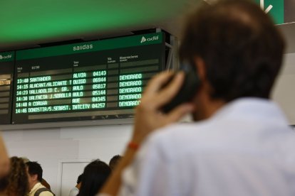 Los pasajeros han esperado durante horas por las suspensiones causadas por los fuegos.