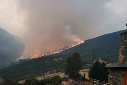 El fuego de Orallo sigue avanzando.