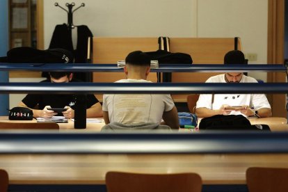 Estudiantes de la Universidad de León en una de las bibliotecas de Vegazana.