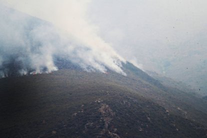 Vista este martes, del incendio declarado este pasado sábado en la localidad de Yeres EFE/ Ana F. Barredo