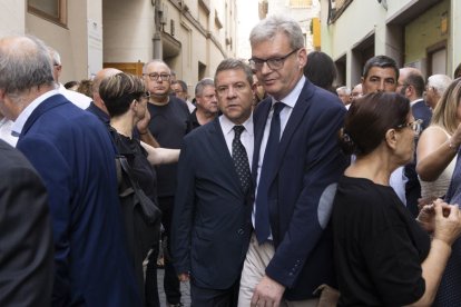 El presidente de Castilla-La Mancha, Emiliano García Page, a su salida del tanatorio.