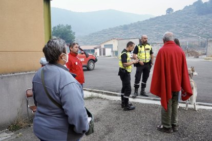 Efectivos de la UME conversan con los vecinos desalojados de diversas localidades de Boca de Huérgano.