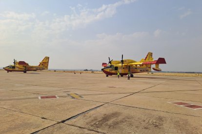 Dos aviones cisterna italianos en el incendio de Barniedo de la Reina (León).