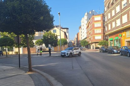 Un agente intercepta a un joven que iba en patinete.