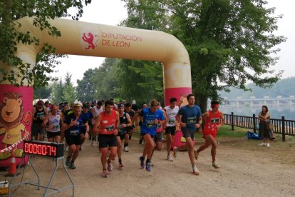 Momento de la salida de la Carrera Popular de Santa Marina del Rey.
