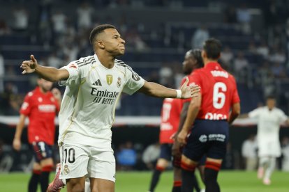 El delantero francés del Real Madrid Kylian Mbappé celebra su gol anotado de penalti.