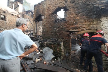 Vecino de Lusio vigila los trabajos del operativo contra los incendios en el Bierzo.