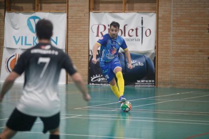 Arce, con el balón controlado, será una de las dos bajas del equipo leonés en Praga.