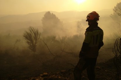 Bombero de Ponferrada en las labores de extinción de Argayo del Sil (Páramo del Sil).