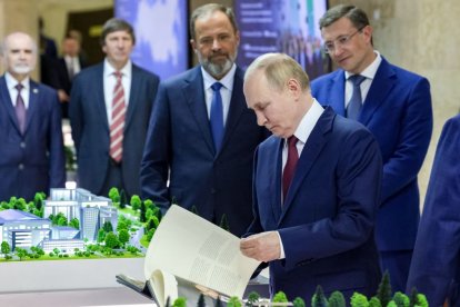 Putin visita el Centro Nuclear Federal Ruso donde se investiga Física Experimental.