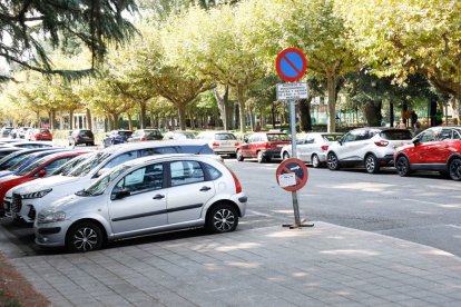 El primer tercio de Palaguinda se llena para asumir la falta de estacionamiento en el centro de León.  En las otras dos terceras partes, apenas hay vehículos.