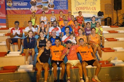 Los ganadores en la general y podios de la Legua Nocturna de Santa María del Páramo.