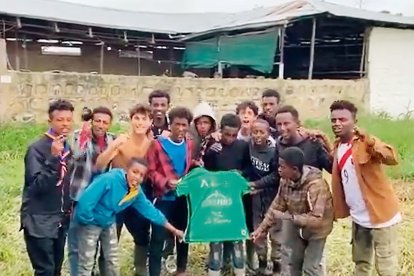 Uno de los hermanos Delas junto a otros tres jóvenes con la camiseta del Atlético Astorga.