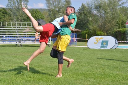 David Villalba y Carlos Mondelo en su cara a cara en el corro celebrado en Matallana de Torío en el que los líderes no dieron opción a sus perseguidores.
